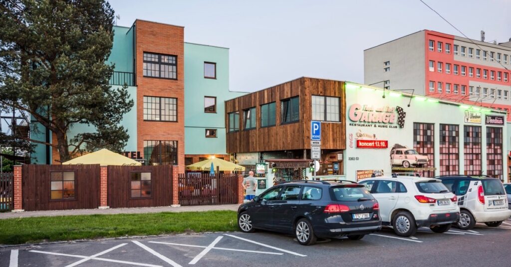 Parkoviště před hotelem Parkoviště před hotelem